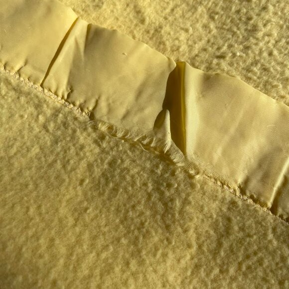 Sears Source 47 Acrylic Fleece Fuzzy Blanket Yellow Silky Edge Floral Accent Vtg - Picture 7 of 10